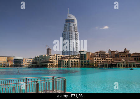 DUBAI, Vereinigte Arabische Emirate - Februar 7,2012: The Address Hotel in der Innenstadt von Dubai mit Blick auf den berühmten tanzenden Fontänen in Dubai.The h Stockfoto