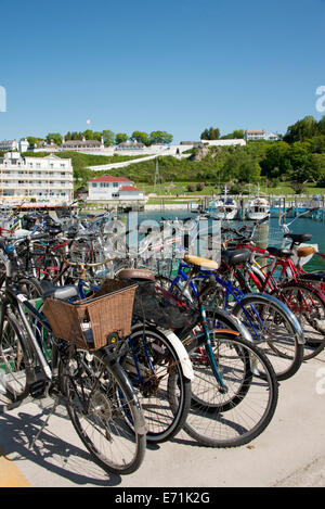 USA, Michigan, Mackinac Island. Typische Fahrräder geparkt im Haldimand Bay Harbor View mit Hilltop historischen Fort Mackinac. Stockfoto