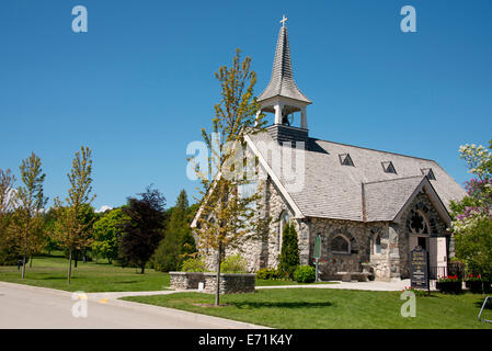 USA, Michigan, Mackinac Island. Cadotte Ave., historische Stein-Kirchlein. (Großformatige Größen erhältlich) Stockfoto