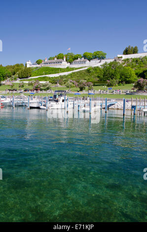 USA, Michigan, Huron-See, Mackinac Island. Haldimand Bay anzuzeigen, Bergkuppe historischen Fort Mackinac in der Ferne. Stockfoto