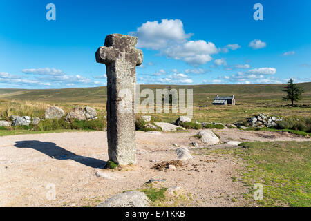Nonnental Kreuz, der älteste und größte Granit Kreuz auf Dartmoor, es steht an der Kreuzung von The Monks Pfad und die Äbte Weg Stockfoto