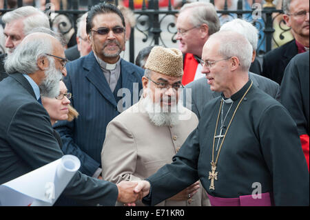 Westminster Abbey, London, UK. 3. September 2014. Christen, Menschen aller Glaubensrichtungen und Ungläubige waren eingeladen der Erzbischof von Canterbury und andere religiöse Führer aus ganz Großbritannien in einem interreligiösen Vigil außerhalb Westminster Abbey. Im Bild Kreuz tragen: Erzbischof von Canterbury, Justin Welby. Bildnachweis: Lee Thomas/Alamy Live-Nachrichten Stockfoto