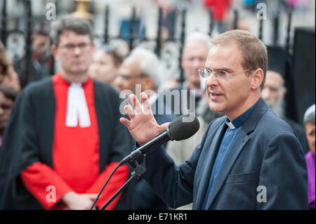 Westminster Abbey, London, UK. 3. September 2014. Christen, Menschen aller Glaubensrichtungen und Ungläubige waren eingeladen der Erzbischof von Canterbury und andere religiöse Führer aus ganz Großbritannien in einem interreligiösen Vigil außerhalb Westminster Abbey. Mit Mikrofon Reverend Canon Toby Matthew Howarth abgebildet. Bildnachweis: Lee Thomas/Alamy Live-Nachrichten Stockfoto