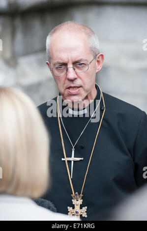 Westminster Abbey, London, UK. 3. September 2014. Christen, Menschen aller Glaubensrichtungen und Ungläubige waren eingeladen der Erzbischof von Canterbury und andere religiöse Führer aus ganz Großbritannien in einem interreligiösen Vigil außerhalb Westminster Abbey.  Im Bild Kreuz tragen: Erzbischof von Canterbury, Justin Welby. Bildnachweis: Lee Thomas/Alamy Live-Nachrichten Stockfoto