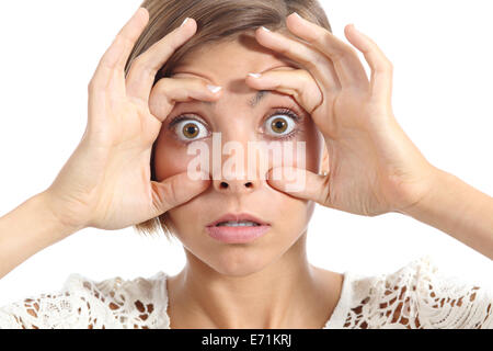 Verrückte Teenager Mädchen müde Augen mit den Fingern auf einem weißen Hintergrund isoliert zu öffnen versuchen Stockfoto