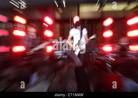 London, UK. 3. Sep, 2014. Kasabian Durchführung außerhalb den BBC-Studios für den One Show in London, UK, © SimonJames/WFPA/Alamy L Stockfoto