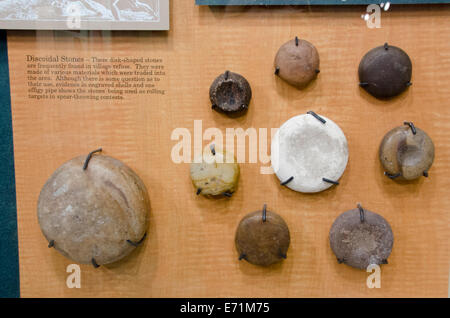 USA, Mississippi, Greenville. Winterville Mounds, eines der größten indianischen Hügel-Sites in den USA. Diskusförmige Steinen. Stockfoto