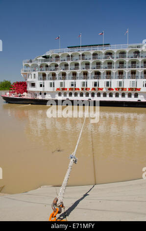 USA, Mississippi, Vicksburg. American Queen Kreuzfahrt Schaufelrad-Boot auf der Yazoo River aus dem Mississippi Fluß. Stockfoto