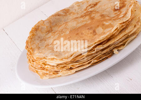 Closeup süße Pfannkuchen auf Teller serviert am Tisch gerollt. Stockfoto