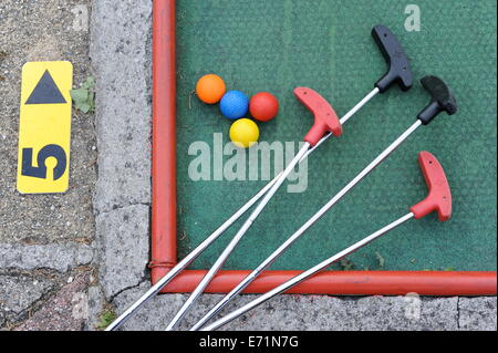 Minigolf-Putts und Kugeln auf dem Boden beim Minigolf in der Nähe von fistral Strand Newquay Cornwall uk Stockfoto