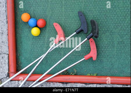 Minigolf-Putts und Kugeln auf dem Boden beim Minigolf in der Nähe von fistral Strand Newquay Cornwall uk Stockfoto