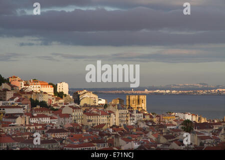 Blick über Lissabon aus Jardim de São Pedro de Alcantara, Lissabon, Portugal Stockfoto