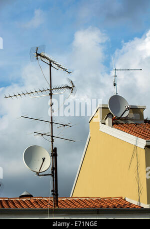 Mehrere Antennen und Antennen auf dem Dach Stockfoto