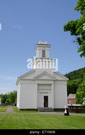 USA, New York, Cooperstown, Bauern Museum. Ländliche Freilichtmuseum. Cornwallville Kirche. Frau im historischen Gewand. Stockfoto