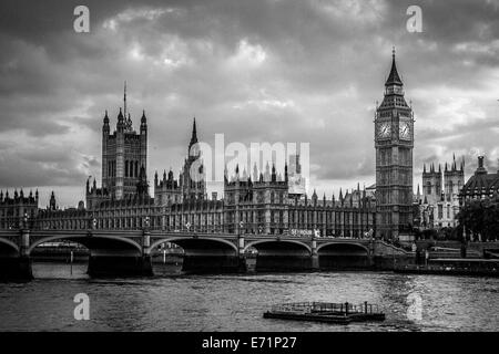 Schwarzweißansicht des Big Ben und den Houses of Parliament unter dunklen Wolken Stockfoto