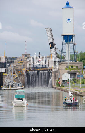 USA, New York & Kanada, Ontario. Transit-Welland Kanal. Große Frachtschiff im Schloss, Sportboote warten auf betreten. Stockfoto