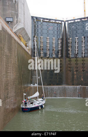 USA, New York & Kanada, Ontario. Transit-Welland Canal, Freizeit Boot innen sperren. Stockfoto