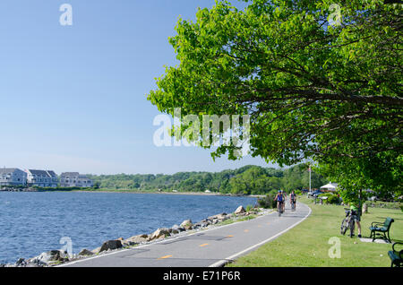 USA, New England, Rhode Island, Bristol. East Bay Radweg entlang der Narragansette Bucht. Stockfoto