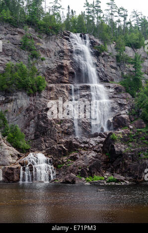 Herabstürzende Wasser über die Felsen in Black Beaver Falls in Agawa Canyon Stockfoto