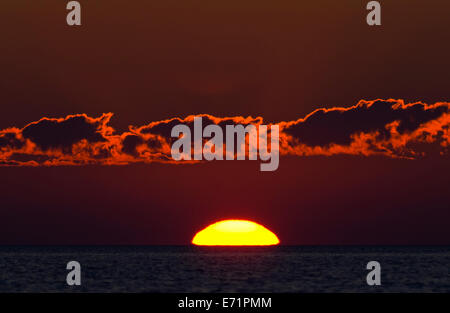 Sonnenuntergang über der Oberfläche des wunderschönen Lake Superior Stockfoto