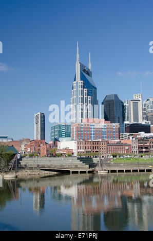 Nashville Tennessee, USA. Cumberland River Waterfront Blick auf die Innenstadt von Nashville Skyline. Stockfoto