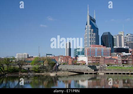 Nashville Tennessee, USA. Cumberland River Waterfront Blick auf die Innenstadt von Nashville Skyline. Stockfoto