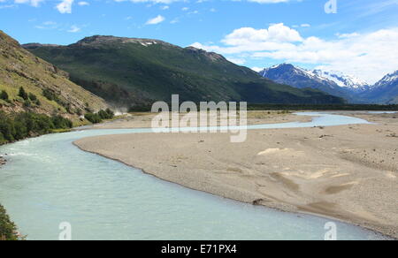 Rio de Las Vueltas in der Nähe von El Chalten im Nationalpark Los Glaciares, Argentinien. Die Stadt ist ein Zentrum für Wanderer und Touristen. Stockfoto