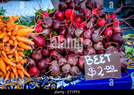 Rote Beete gestapelt und zum Verkauf an einen örtlichen Bauernmarkt Stockfoto