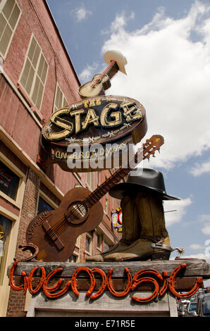 Nashville Tennessee, USA. Die Bühne am Broadway Zeichen und Gitarre Skulptur, eine Country und Western Club am Broadway. Stockfoto