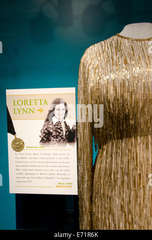 Nashville Tennessee, USA. Country Music Hall Of Fame. Country-Sängerin Loretta Lynn Kleid und Kostüm. Stockfoto