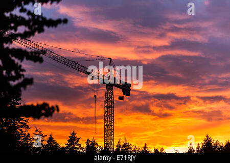 Baukran gegen einen drohenden Himmel bei Sonnenuntergang in Vancouver Stockfoto