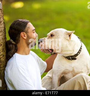 Mensch und Hund Argentino spazieren im Park. Stockfoto