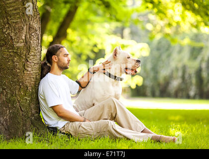 Mensch und Hund Argentino spazieren im Park. Stockfoto