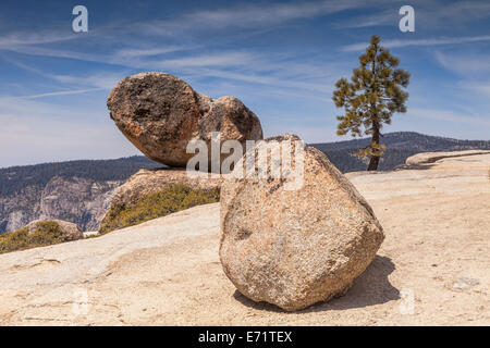 Riesige Felsbrocken am Taft Point, Yosemite-Nationalpark, Kalifornien, USA. Stockfoto