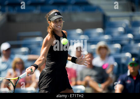 Ana Ivanovic (SRB) in ersten Runde Aktion während der 2. Tag der US Open Tennis Championships. © Paul J. Sutton/PCN Stockfoto