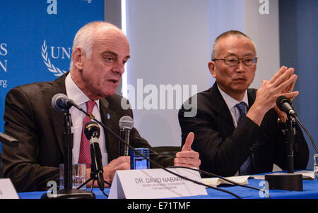 Washington, DC, USA. 3. Sep, 2014. Dr. David Nabarro (L), Koordinator der Vereinten Nationen System für Ebola, Senior spricht während einer Pressekonferenz in Washington, D.C., Hauptstadt der Vereinigten Staaten, 3. September 2014. Der Ausbruch der tödlichen Ebola-Virus in Westafrika "voraus von Bemühungen zur Kontrolle es und mindestens 600 Millionen US-Dollar racing ist" notwendig, um die beispiellose Epidemie unter Kontrolle zu bekommen, sagte UN-Gesundheitsbeamten am Mittwoch. Bildnachweis: Guo Mantong/Xinhua/Alamy Live-Nachrichten Stockfoto