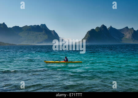 Kajak fahren die schönen Gewässern von den Reinefjord auf den Lofoten, Norwegen Stockfoto