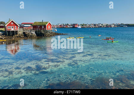 Kajak fahren die schönen Gewässern von den Reinefjord auf den Lofoten, Norwegen Stockfoto