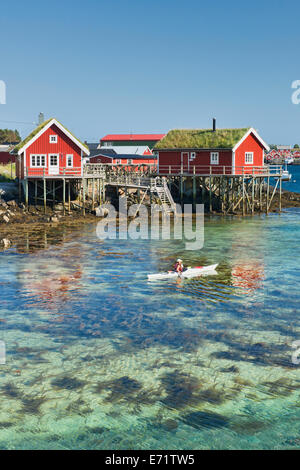 Kajak fahren die schönen Gewässern von den Reinefjord auf den Lofoten, Norwegen Stockfoto