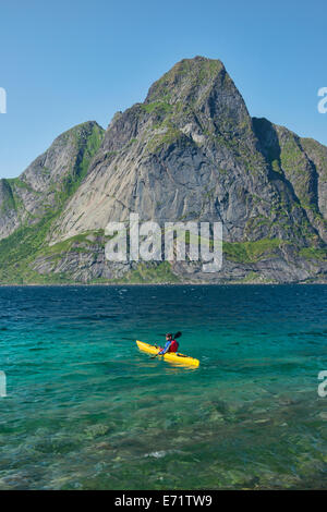 Kajak fahren die schönen Gewässern von den Reinefjord auf den Lofoten, Norwegen Stockfoto