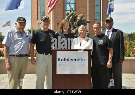 East Meadow, New York, USA. 3. Sep, 2014. Im Center, KATHLEEN Reis (in schwarz), sind demokratische Kongreßanwärter (NY-04) und ausgehende Vertreter CAROLYN MCCARTHY (in weiß) Veterans Memorial im Eisenhower Park, nachdem sie tourten in Northport VA Medical Center. Reis veröffentlicht eine Whitepaper auf Veteranen Politik und kündigte die Bildung von neuen Veteranen-Beirat ihrer Kampagne und 4 seiner Mitglieder-Participtated bei der Pressekonferenz: PAUL ZYDOR (im blauen t-Shirt) Merrick, US Navy, Korea-Krieg-Veteran; PAT YNGSTROM (im schwarzen T-shirt und Mütze) von Merrick, US-Armee Paratro Stockfoto