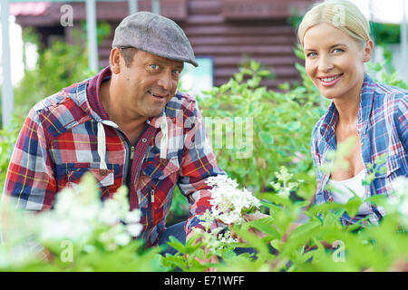 Zwei glückliche Bauern Blick in die Kamera im Garten Stockfoto
