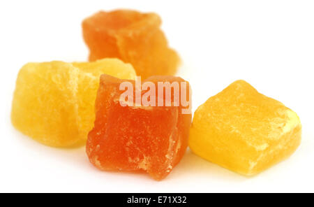 Getrocknete Früchte Aprikose und Papaya auf weißem Hintergrund Stockfoto