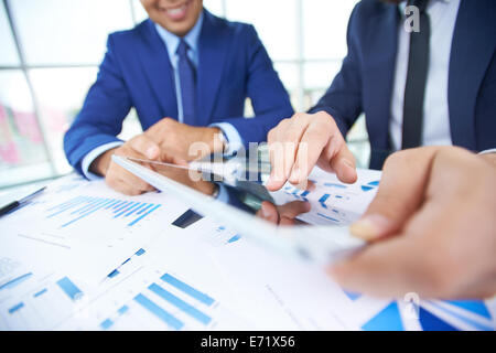 Geschäftsmann Hand, deutete auf Dokument in Touchpad während der Erläuterung der Daten der Tagung Stockfoto