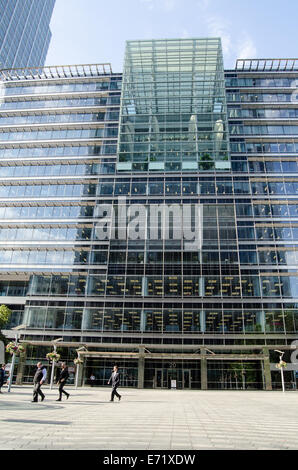 LONDON, UK 1. Juli 2014: Arbeiter zu Fuß vorbei an BP-Unternehmenszentrale in Londons Docklands, 20 Canada Square. Stockfoto