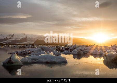Gletscherlagune Jökulsárlón, Island, Eisberge bei Sonnenuntergang Stockfoto