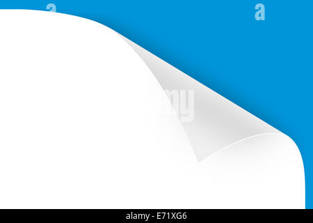 Nahaufnahme der realistischen Seite aufrollen des weißen Blattes auf blauem Hintergrund. Stockfoto