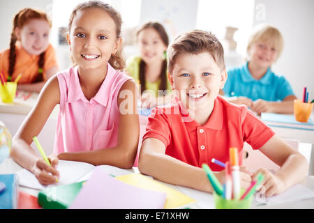 Zwei freundliche Schüler Blick in die Kamera bei Lektion Stockfoto