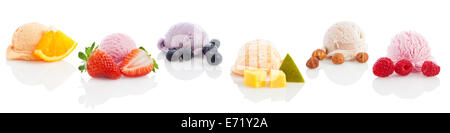 Reihe von sechs Eis und Sorbet Kugeln von verschiedenen Geschmacksrichtungen mit den Früchten, die sie abgeleitet sind, isoliert auf weißem Hintergrund Stockfoto