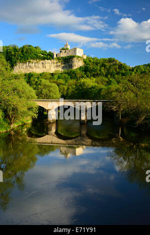 Burgruine Rudelsburg auf der Saale in der Nähe von Bad Kösen, Sachsen-Anhalt, Deutschland Stockfoto